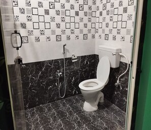 Estudio Deluxe | Baño | Ducha y toallas