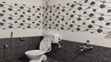 Deluxe Double Room | Bathroom | Shower, towels