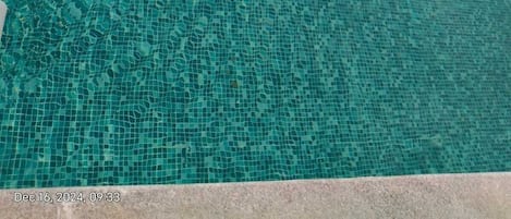 Swim-up bar