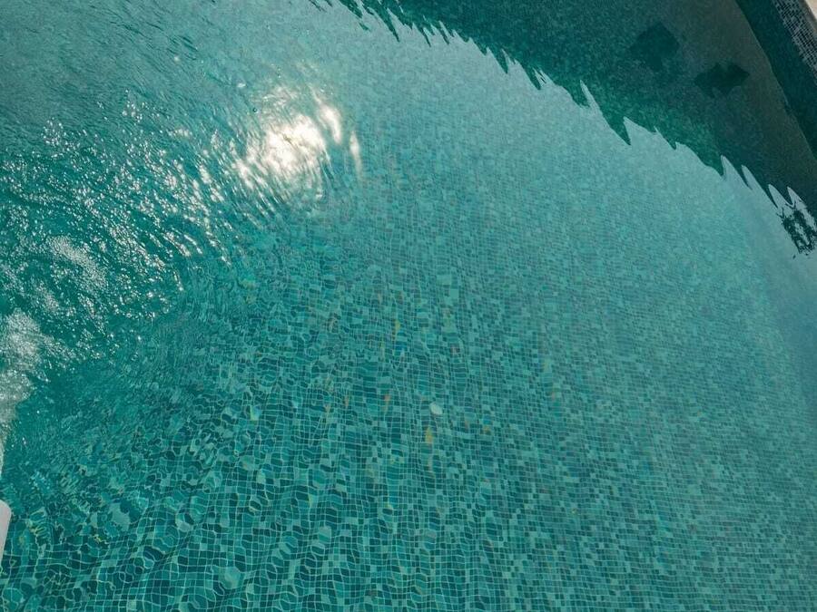 Swim-up bar