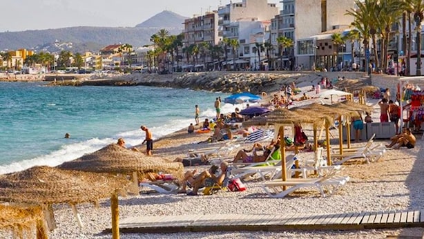 A beach with sun loungers, umbrellas, and people relaxing. - Golden - Javea, Costa Blanca (Javea)