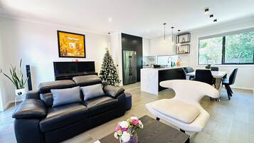 Smart TV, books, stereo