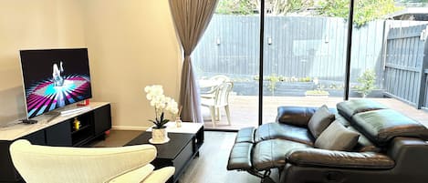 Smart TV, books, stereo