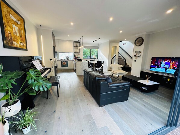 Smart TV, books, stereo - Relaxing home at near Chadstone with unlimited wifi and NETFLIX (Mount Waverley)