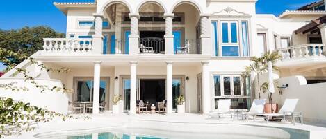 Lämmitetty uima-allas