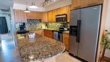 Een koelkast, een microgolfoven, een oven, een kookplaat