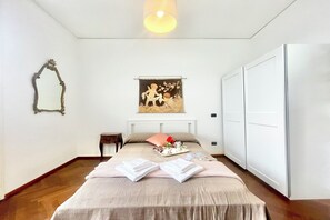 2 bedrooms, iron/ironing board, bed sheets