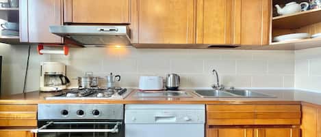 Family Apartment, Multiple Bedrooms (Casa Valentina) | Private kitchen | Fridge, microwave, oven, stovetop