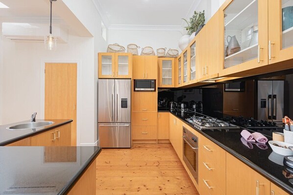 Fridge, microwave, stovetop, dishwasher