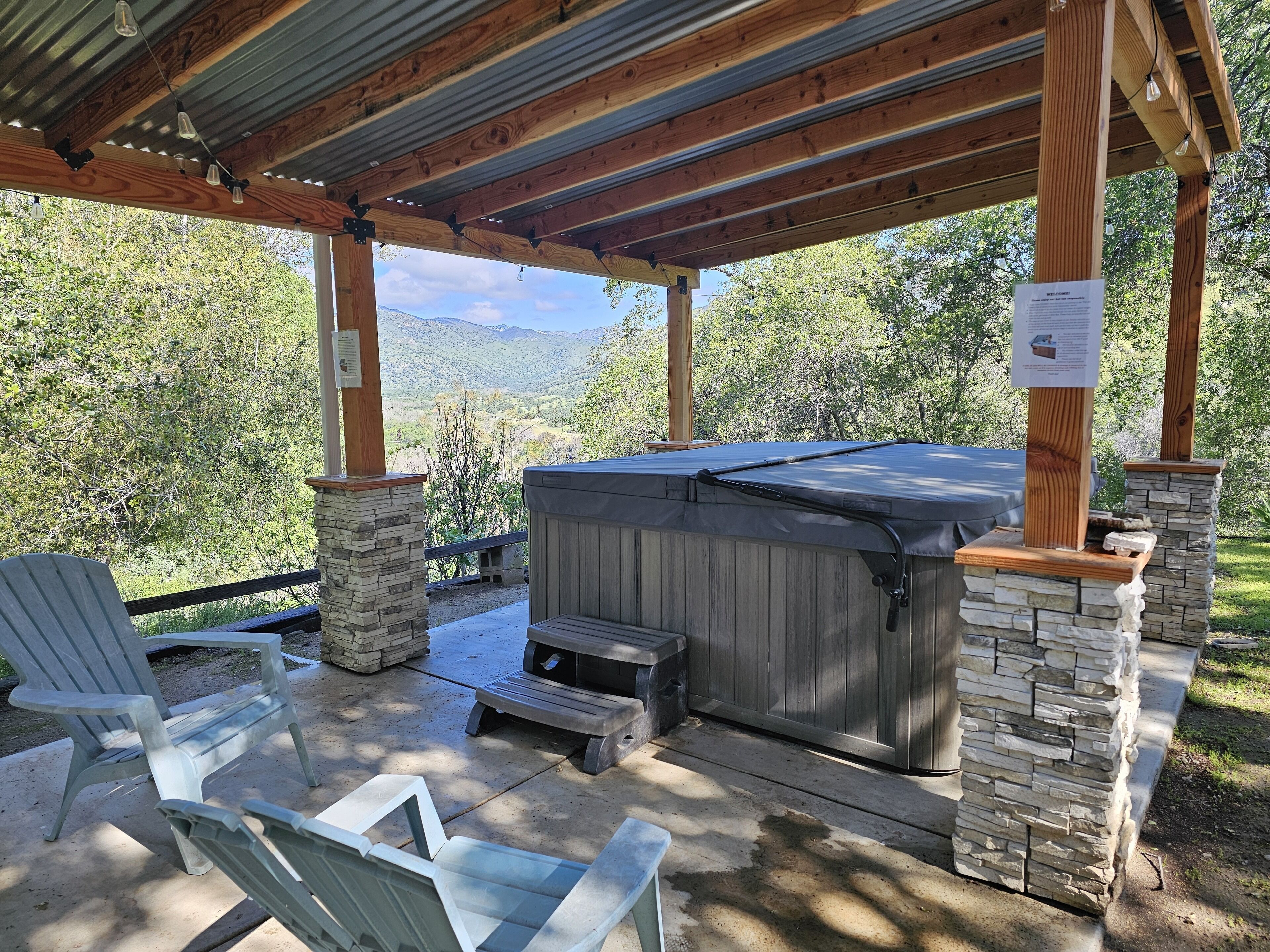 No Cleaning Fee, New AC, Hot Tub, Pets Allowed, 6 Car Parking, EV Charger 