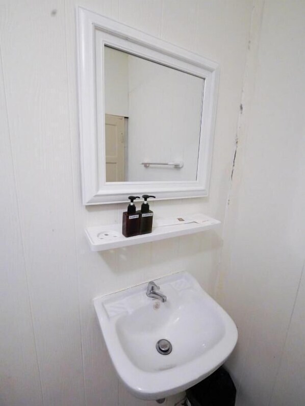 Bathroom - RQ Timeless Dinsor Cultural Heritage House (Bangkok)