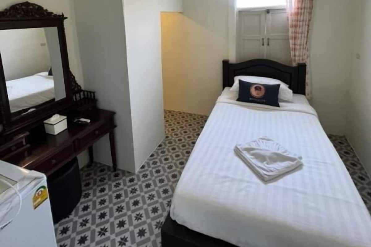 Standard Single Room, 1 Single Bed, Shared Bathroom | Iron/ironing board (on request), free WiFi