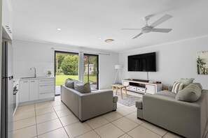 Smart TV, fireplace - Coolum Country Retreat - Fire Pit, Spa & Pool (Coolum Beach)