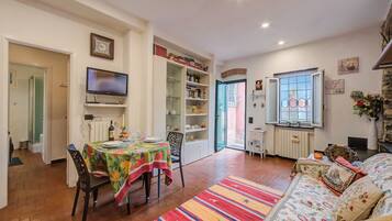 Familienapartment, Mehrere Schlafzimmer, Bergseite (La Stalletta Relax - private park) | Wohnbereich | 21-Zoll-Flachbildfernseher mit Kabelempfang
