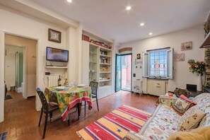 Familieleilighet, flere soverom, ved fjell (La Stalletta Relax -  private park) | Oppholdsområde | En 21-tommers Flatskjerm-TV med kabel-kanaler