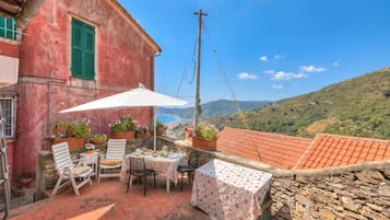 Appartamento familiare, 1 camera da letto, terrazzo, lato montagna (La Stalletta Relax - Sea Views,) | Ristorazione all'aperto