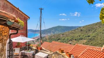 Apartamento família, 1 quarto, terraço, ao lado da montanha (La Stalletta Relax - Sea Views,) | Opções para refeição ao ar livre
