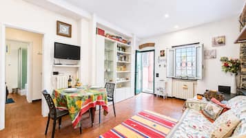 Familienapartment, 1 Schlafzimmer, Terrasse, Bergseite (La Stalletta Relax - Sea Views,) | Wohnbereich | Flachbildfernseher