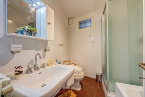 Family Apartment, Multiple Bedrooms, Mountainside (La Stalletta Relax -  private park) | Bathroom | Shower, hair dryer, bidet, towels - La Stalletta Relax - With Private Parking (Alassio)