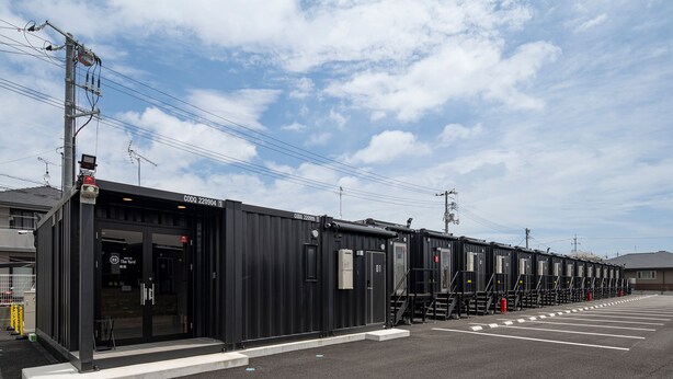 A row of black modular buildings with a clear sky. - HOTEL R9 The Yard Iwakuni (Iwakuni)