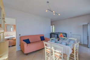 Family Apartment, Multiple Bedrooms, 2 Bathrooms (Palms Villa - Sea View) | Living area | 21-inch flat-screen TV with digital channels - Palms Villa - Sea View (Sanremo)