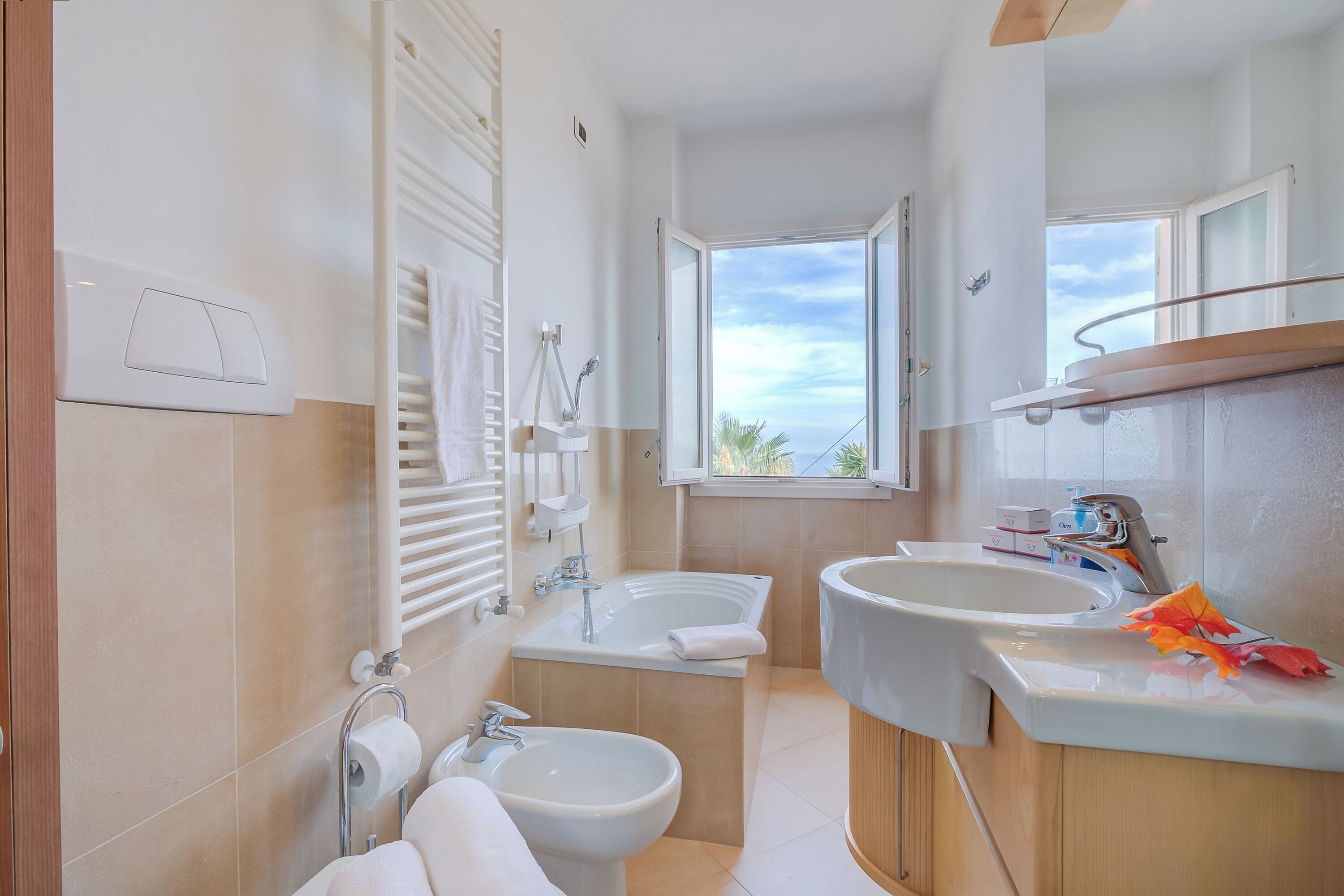 Apartamento família, vários quartos, 2 banheiros (Palms Villa - Sea View) | Banheiro | Chuveiro, bidê, toalhas de banho, sabonete