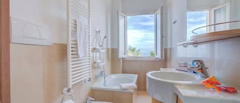 Perhehuoneisto, useita makuuhuoneita, 2 kylpyhuonetta (Palms Villa - Sea View) | Kylpyhuone | Suihku, bidee, pyyhkeet, saippua