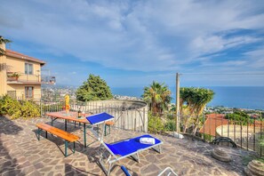 Familieleilighet, flere soverom, 2 bad (Palms Villa - Sea View) | Utendørsservering