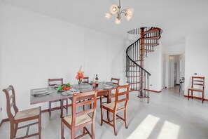 Family Apartment, 3 Bedrooms, 2 Bathrooms (Palms Villa - Sea View Terrace and) | Dining - Palms Villa - Sea View Terrace and Parking (Sanremo)
