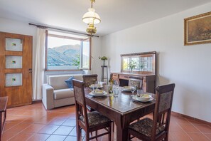 Familienapartment, 1 Schlafzimmer (Casa Achille Pianello) | Esszimmer