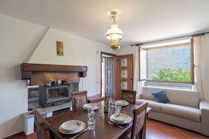 Perhehuoneisto, 1 makuuhuone (Casa Achille Pianello) | Olohuone | Televisio, takka