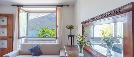 Familienapartment, 1 Schlafzimmer (Casa Achille Pianello) | Wohnzimmer | Fernseher, Kamin