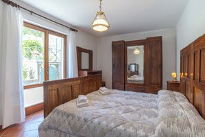Familjelägenhet - 1 sovrum (Casa Achille Pianello) | 1 sovrum, strykjärn/strykbräda, wi-fi och sängkläder