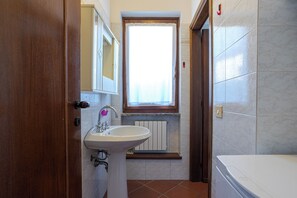 Familjelägenhet - 1 sovrum (Casa Achille Pianello) | Badrum | Dusch, hårtork, bidé och handdukar