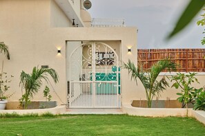 住宿正面 - 傍晚/夜晚