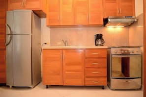 Fridge, oven, stovetop, coffee/tea maker