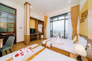 Habitación Deluxe con 1 cama matrimonial o 2 individuales | Ropa de cama hipoalergénica, minibar y escritorio 