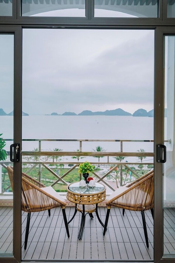 Deluxe Double or Twin Room | Hypo-allergenic bedding, minibar, desk, laptop workspace - Gia Cat Long Hotel (Hai Phong)