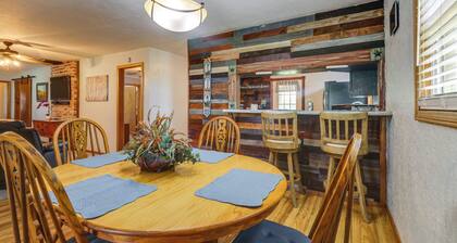 Charming Kaw Lake Country Home w/ Game Room!