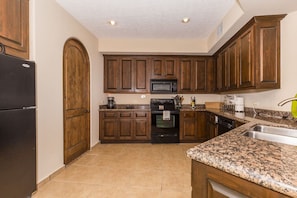 Køleskab, mikrobølgeovn, ovn, kogeplade