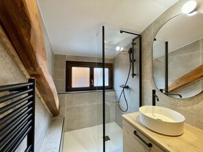 Bathtub, hair dryer, towels