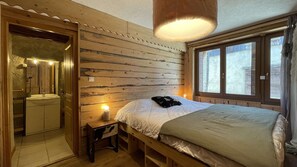 7 bedrooms, WiFi, bed sheets