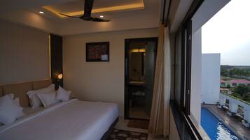 Luxury Room | Premium bedding, minibar, desk, laptop workspace
