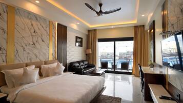 Habitación Premium | Ropa de cama de alta calidad, minibar y escritorio