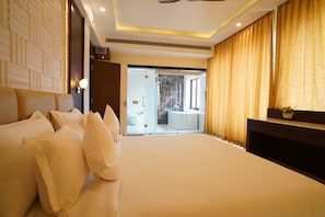 Royal Room | Premium bedding, minibar, desk, laptop workspace