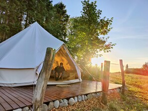 Luxury Tent Marsh Harrier | Premium bedding, pillowtop beds, individually decorated - Under Canvas Bornholm (Østermarie)