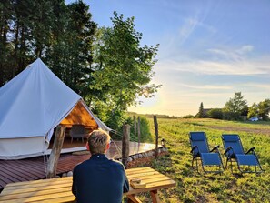 Luxury Tent Marsh Harrier | Premium bedding, pillowtop beds, individually decorated - Under Canvas Bornholm (Østermarie)