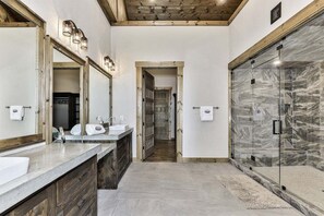 Douche, sèche-cheveux, serviettes fournies