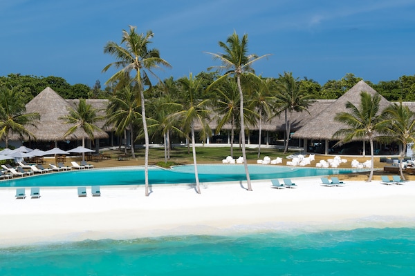 Playa privada, arena blanca, sillas reclinables de playa, sombrillas