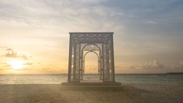 Una playa con un arco decorativo.